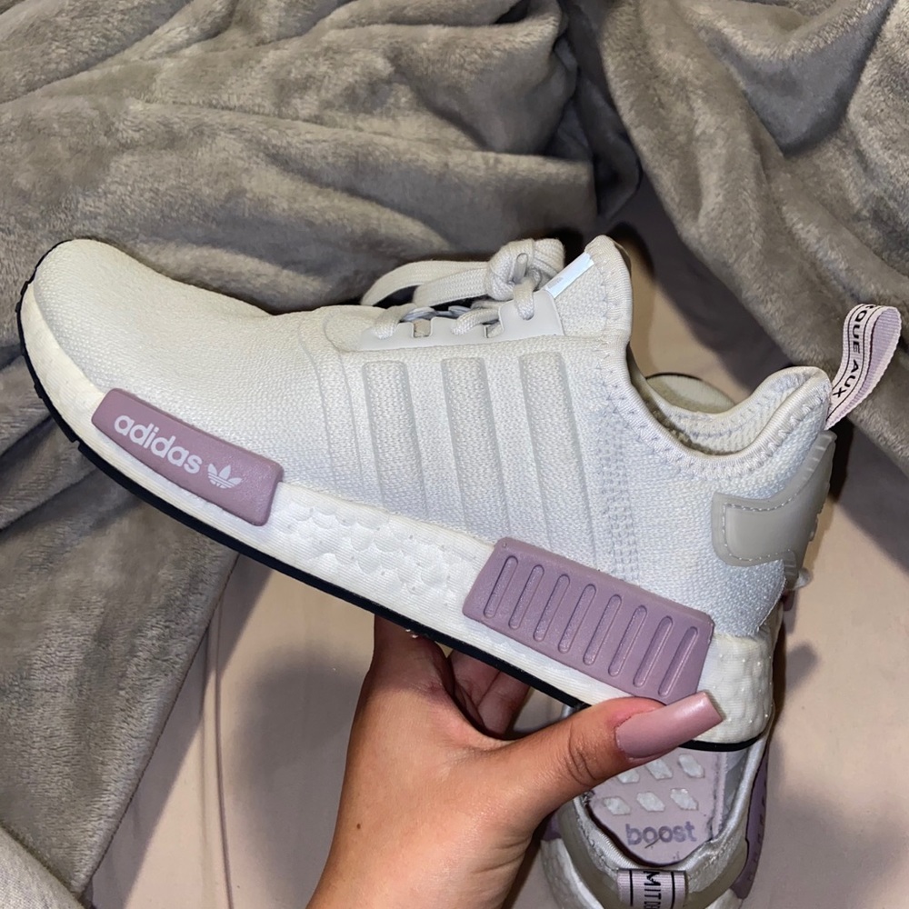 Adidas NMD_R1 W Color- White n Lavender